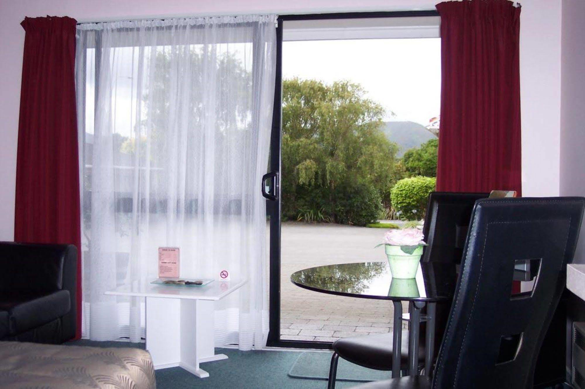Camellia Court Motel Лоуэр-Хатт Экстерьер фото
